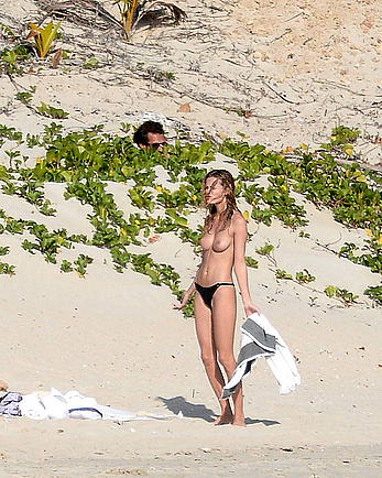 Edita Vilkeviciute and Sigute Krilaviciute fully nude on the nudist beach