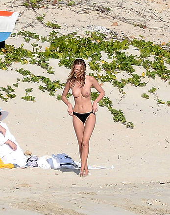 Edita Vilkeviciute and Sigute Krilaviciute fully nude on the nudist beach