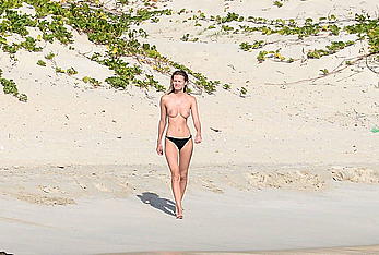 Edita Vilkeviciute and Sigute Krilaviciute fully nude on the nudist beach