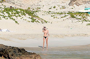 Edita Vilkeviciute and Sigute Krilaviciute fully nude on the nudist beach