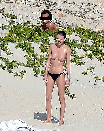 Edita Vilkeviciute and Sigute Krilaviciute fully nude on the nudist beach