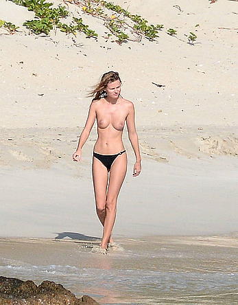 Edita Vilkeviciute and Sigute Krilaviciute fully nude on the nudist beach