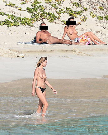 Edita Vilkeviciute and Sigute Krilaviciute fully nude on the nudist beach