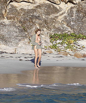 Edita Vilkeviciute and Sigute Krilaviciute fully nude on the nudist beach