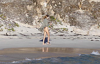 Edita Vilkeviciute and Sigute Krilaviciute fully nude on the nudist beach