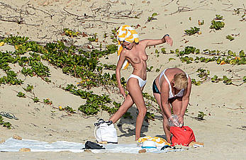 Edita Vilkeviciute and Sigute Krilaviciute fully nude on the nudist beach