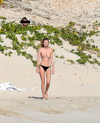 Edita Vilkeviciute and Sigute Krilaviciute fully nude on the nudist beach