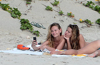 Edita Vilkeviciute and Sigute Krilaviciute fully nude on the nudist beach