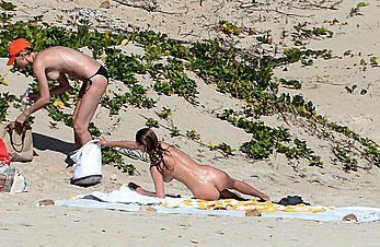 Edita Vilkeviciute and Sigute Krilaviciute fully nude on the nudist beach