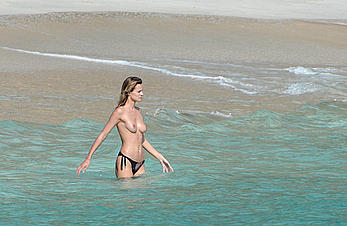 Edita Vilkeviciute and Sigute Krilaviciute fully nude on the nudist beach