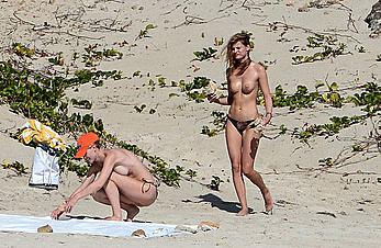 Edita Vilkeviciute and Sigute Krilaviciute fully nude on the nudist beach