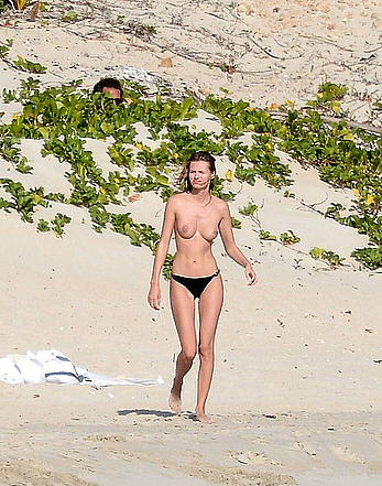 Edita Vilkeviciute and Sigute Krilaviciute fully nude on the nudist beach