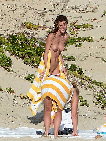 Edita Vilkeviciute and Sigute Krilaviciute fully nude on the nudist beach