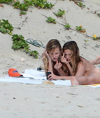 Edita Vilkeviciute and Sigute Krilaviciute fully nude on the nudist beach