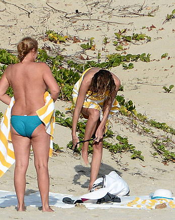 Edita Vilkeviciute and Sigute Krilaviciute fully nude on the nudist beach