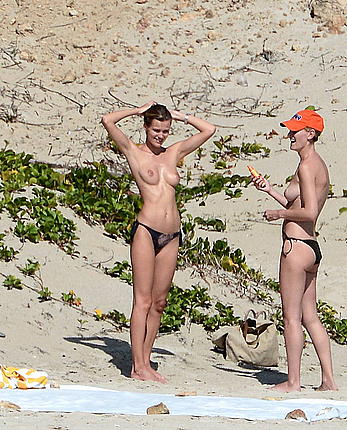 Edita Vilkeviciute and Sigute Krilaviciute fully nude on the nudist beach