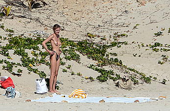 Edita Vilkeviciute and Sigute Krilaviciute fully nude on the nudist beach