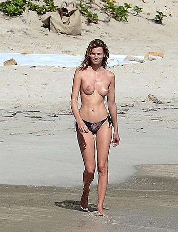 Edita Vilkeviciute and Sigute Krilaviciute fully nude on the nudist beach