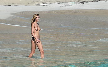 Edita Vilkeviciute and Sigute Krilaviciute fully nude on the nudist beach