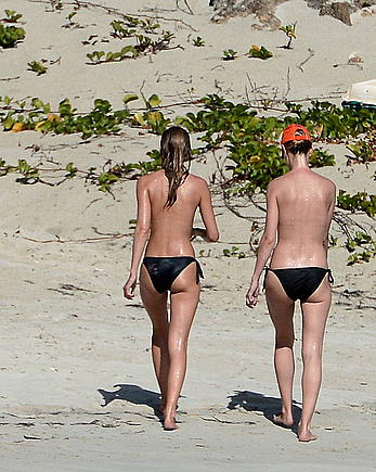 Edita Vilkeviciute and Sigute Krilaviciute fully nude on the nudist beach