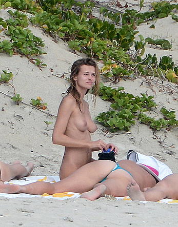 Edita Vilkeviciute and Sigute Krilaviciute fully nude on the nudist beach