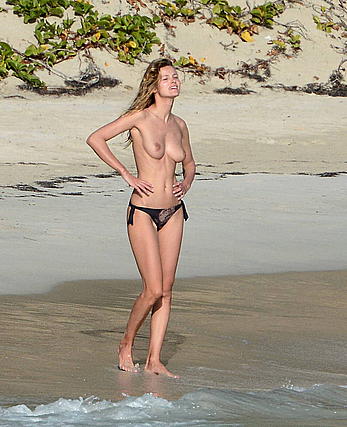 Edita Vilkeviciute and Sigute Krilaviciute fully nude on the nudist beach