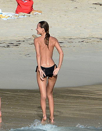 Edita Vilkeviciute and Sigute Krilaviciute fully nude on the nudist beach