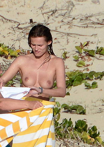 Edita Vilkeviciute and Sigute Krilaviciute fully nude on the nudist beach