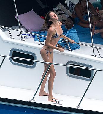 Gisele Bundchen ass crack in bikini on a yacht in Brazil