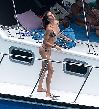 Gisele Bundchen ass crack in bikini on a yacht in Brazil