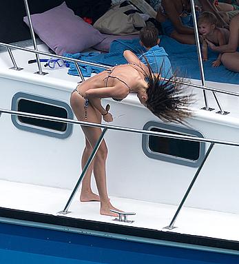 Gisele Bundchen ass crack in bikini on a yacht in Brazil