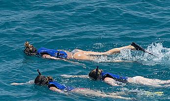 Gisele Bundchen ass crack in bikini on a yacht in Brazil