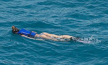 Gisele Bundchen ass crack in bikini on a yacht in Brazil