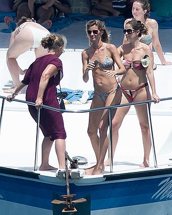 Gisele Bundchen ass crack in bikini on a yacht in Brazil