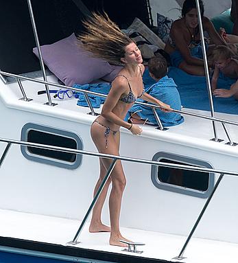 Gisele Bundchen ass crack in bikini on a yacht in Brazil