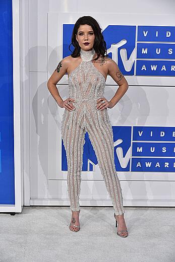 Halsey see through to tits at 2016 MTV Video Music Awards