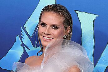 Heidi Klum legs and sideboob at the Avatar The Way of Water premiere