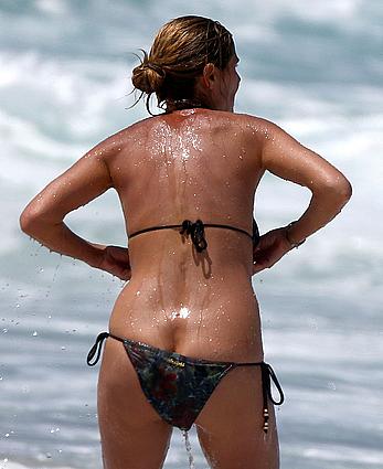 Heidi Klum boobslip and ass crack in Hawaii