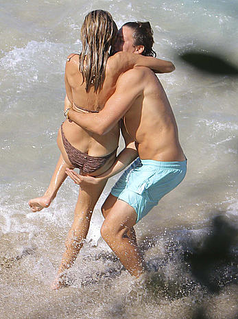 Heidi Klum titslip in bikini in St. Barts