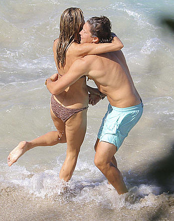 Heidi Klum titslip in bikini in St. Barts