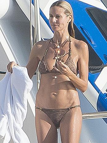 Heidi Klum titslip in bikini in St. Barts