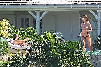 Heidi Klum topless in her hotel candids