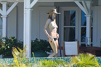 Heidi Klum topless in her hotel candids