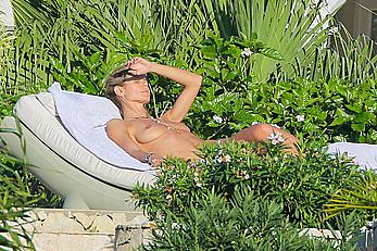 Heidi Klum topless in her hotel candids