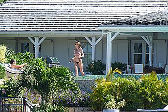 Heidi Klum topless in her hotel candids