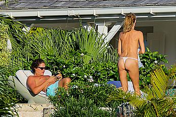 Heidi Klum topless in her hotel candids