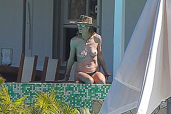 Heidi Klum topless in her hotel candids