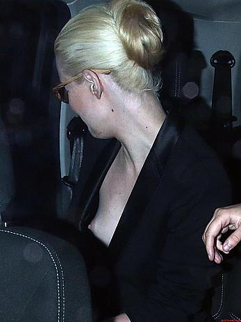 Iggy Azalea titslip paparazzi pics