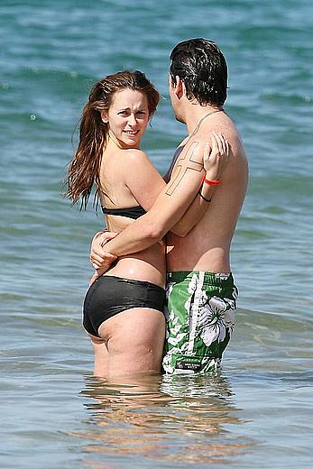 Jennifer Love Hewitt sexy on a beach