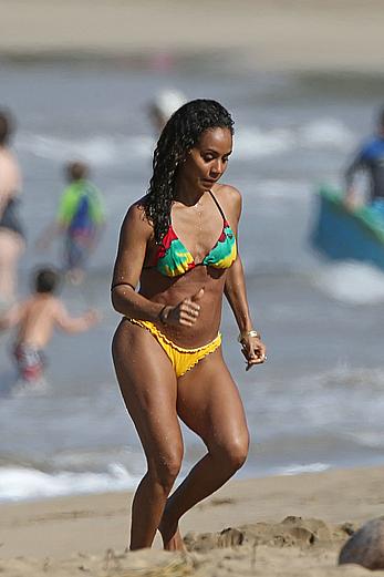 Jada Pinkett Smith caught in bikini in Hawaii